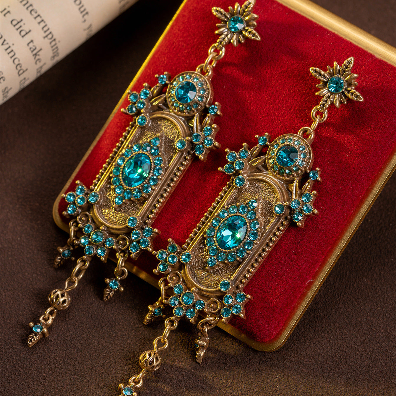 Middle aged jewelry, high-end goods, palace style, heavy industry, light luxury, diamond studded earrings, European and American retro earrings, fashionable temperament