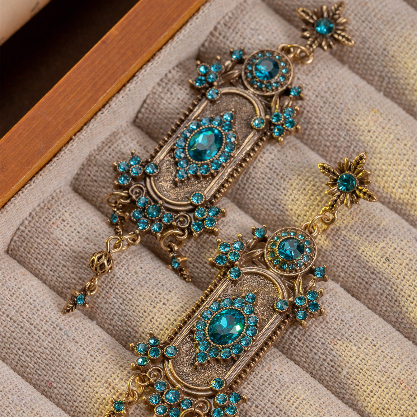 Middle aged jewelry, high-end goods, palace style, heavy industry, light luxury, diamond studded earrings, European and American retro earrings, fashionable temperament