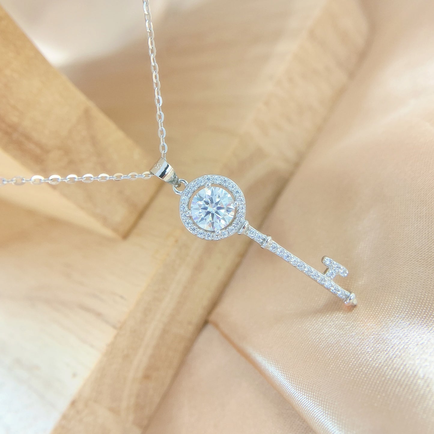 Moissanite earrings silver needle temperament heavy industry long S925 pure silver pulsating heart round summer style.