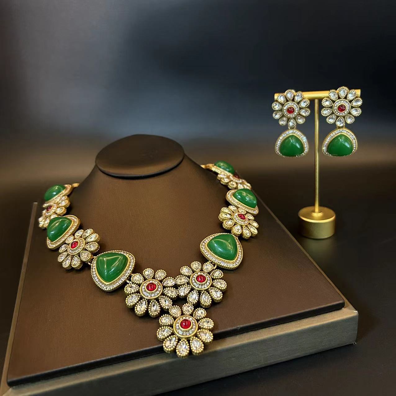 Gufu high-end necklace set, temperament, diamond studded necklace, earrings, earrings, emerald green