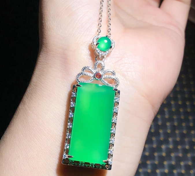 Factory wholesale green chalcedony agate inlaid pendant jade color pendant