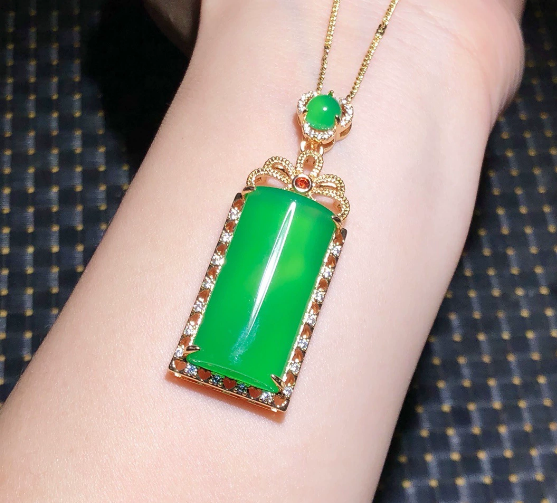 Factory wholesale green chalcedony agate inlaid pendant jade color pendant