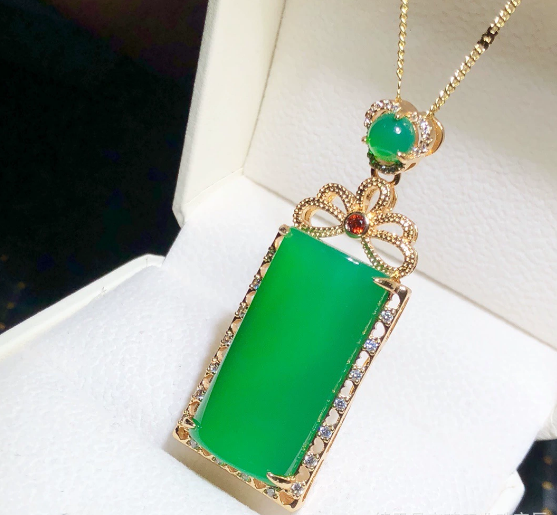 Factory wholesale green chalcedony agate inlaid pendant jade color pendant