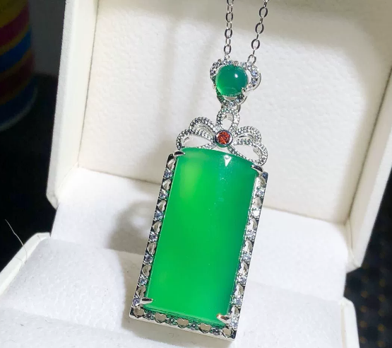 Factory wholesale green chalcedony agate inlaid pendant jade color pendant