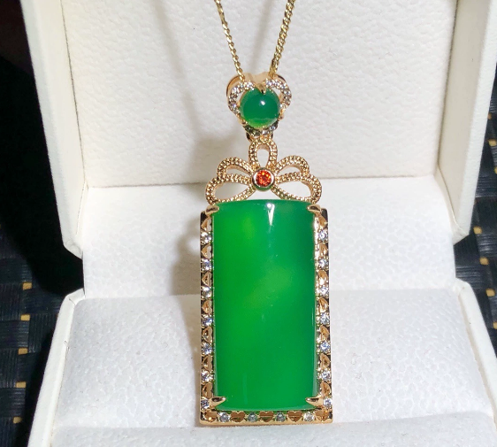 Factory wholesale green chalcedony agate inlaid pendant jade color pendant