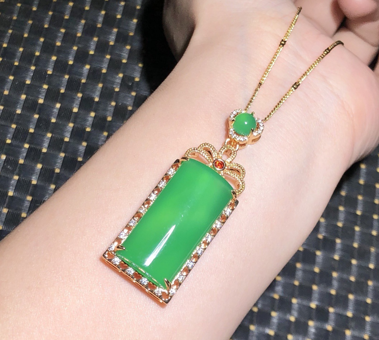 Factory wholesale green chalcedony agate inlaid pendant jade color pendant