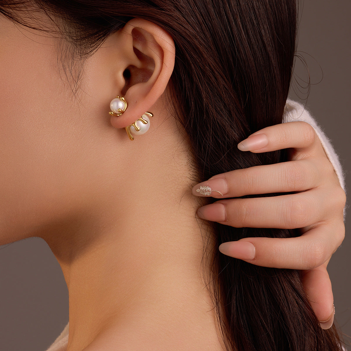Hot selling earrings with stainless steel earrings inlaid with pearls and a dual directional design, niche earrings