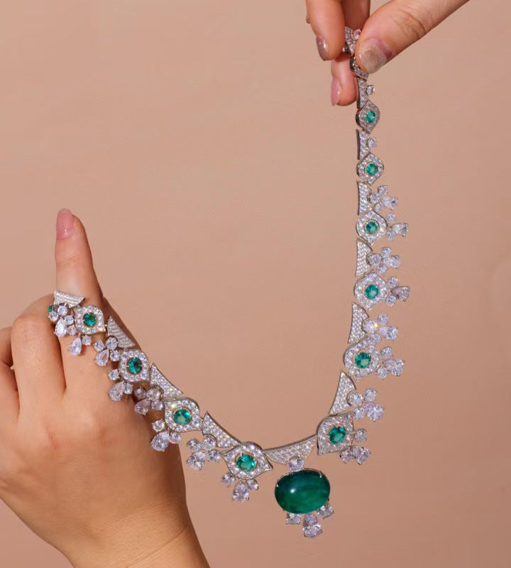 Simulated emerald choker necklace plated with K gold for evening wear collarbone chain