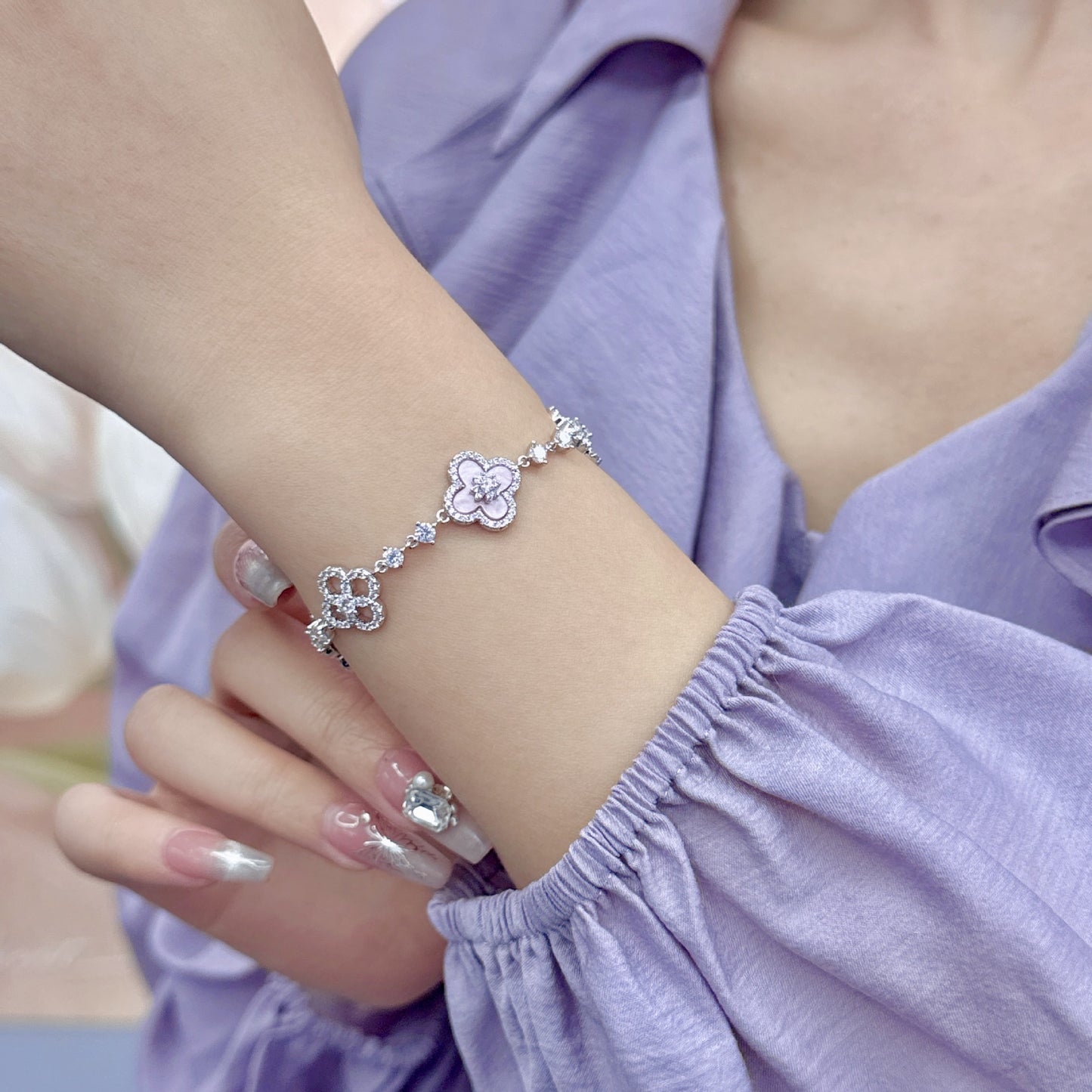 Light luxury micro inlaid zircon lucky grass shell bracelet with adjustable pull-out function, high-end exquisite mother shell bracelet bracelet and accessories