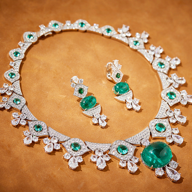 Simulated emerald choker necklace plated with K gold for evening wear collarbone chain