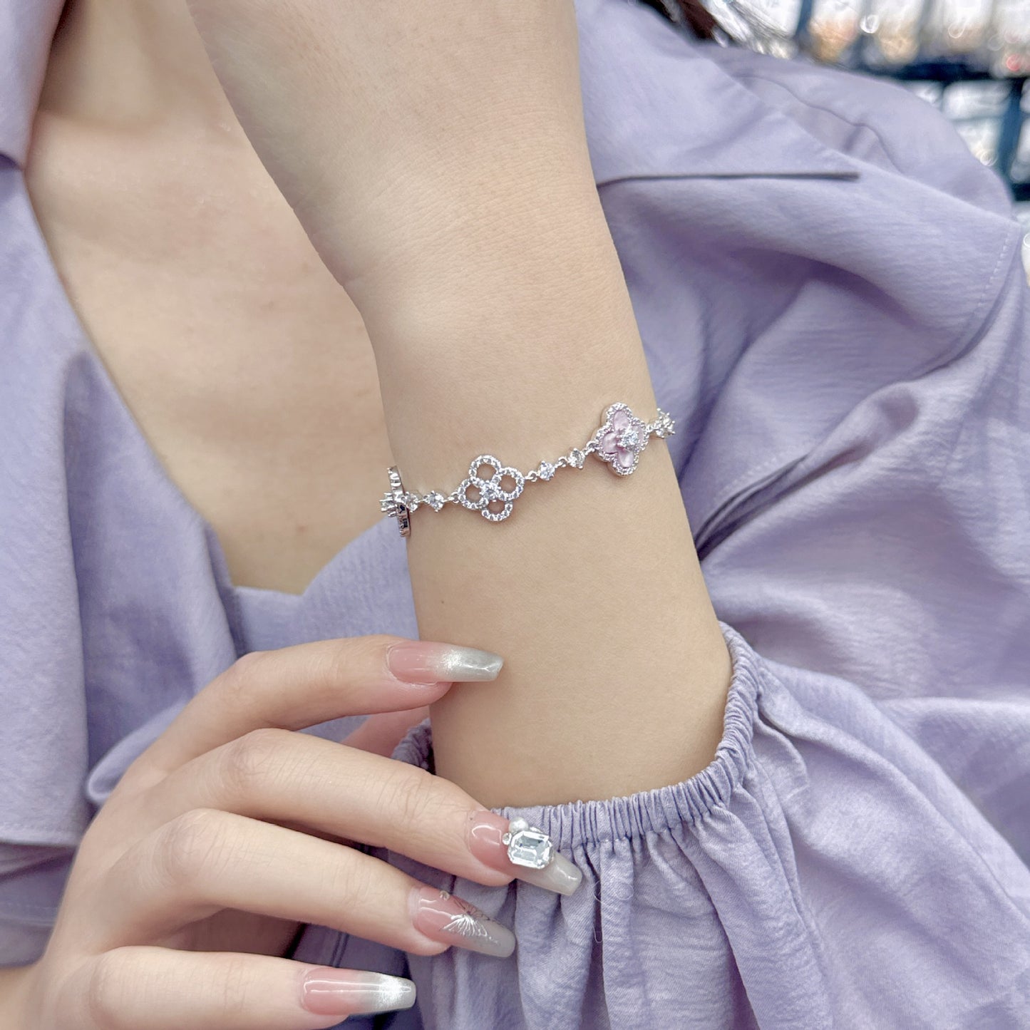 Light luxury micro inlaid zircon lucky grass shell bracelet with adjustable pull-out function, high-end exquisite mother shell bracelet bracelet and accessories