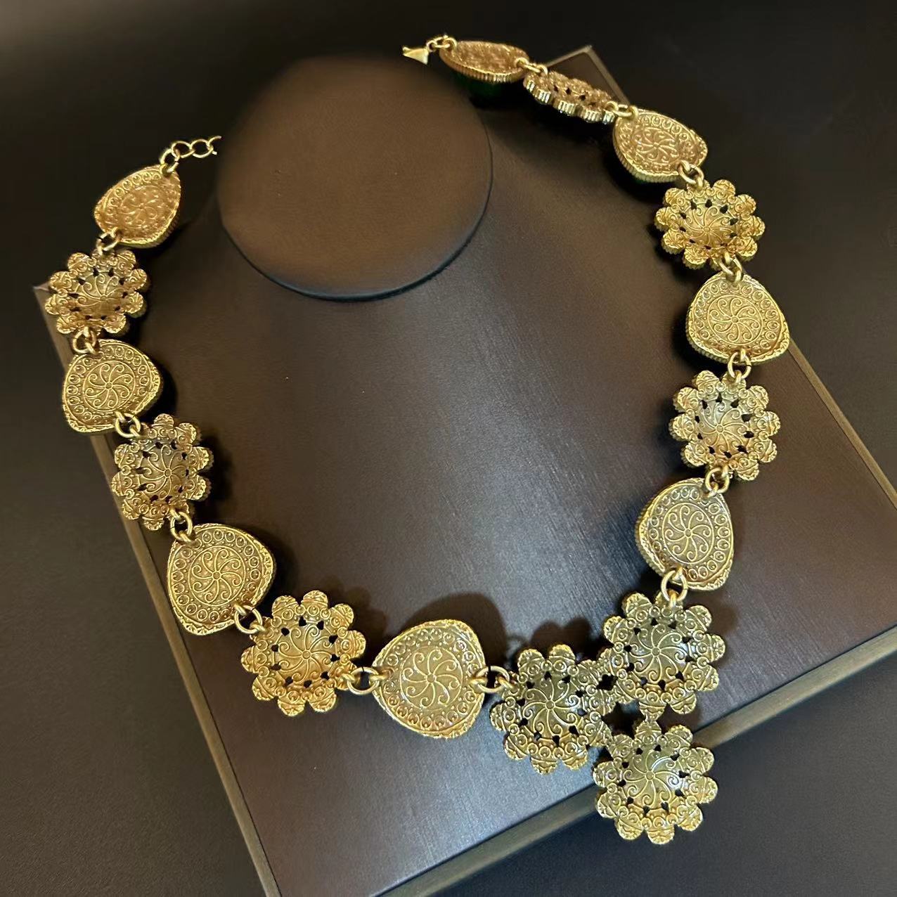 Gufu high-end necklace set, temperament, diamond studded necklace, earrings, earrings, emerald green