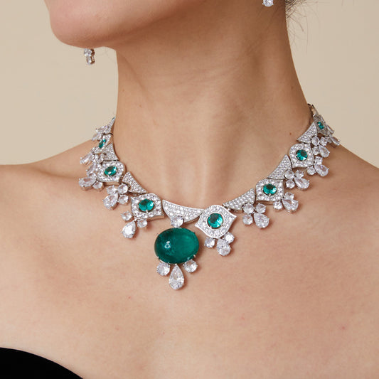 Simulated emerald choker necklace plated with K gold for evening wear collarbone chain
