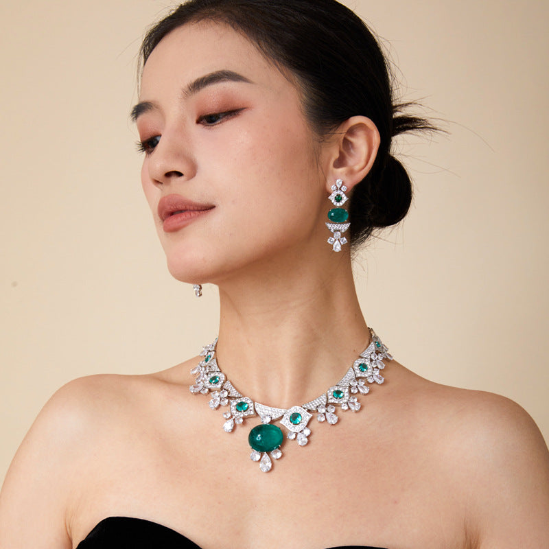 Simulated emerald choker necklace plated with K gold for evening wear collarbone chain