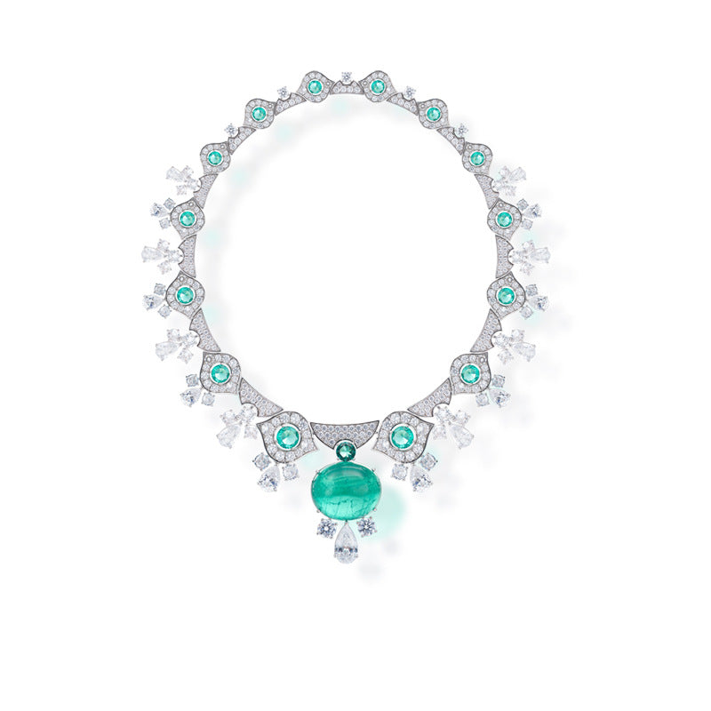 Simulated emerald choker necklace plated with K gold for evening wear collarbone chain