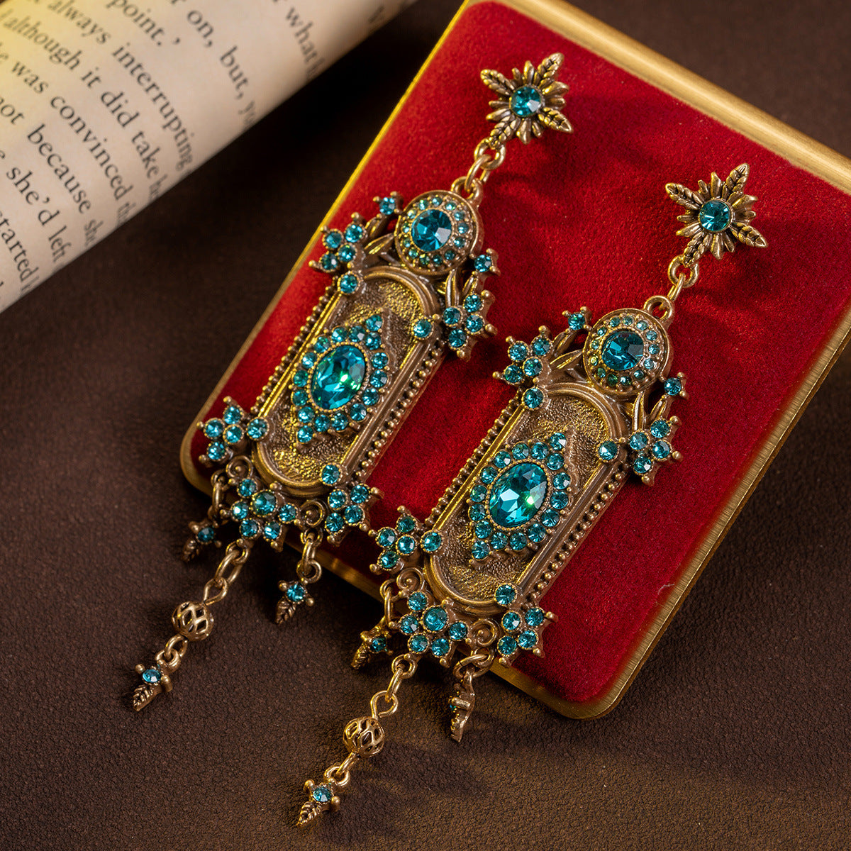 Middle aged jewelry, high-end goods, palace style, heavy industry, light luxury, diamond studded earrings, European and American retro earrings, fashionable temperament